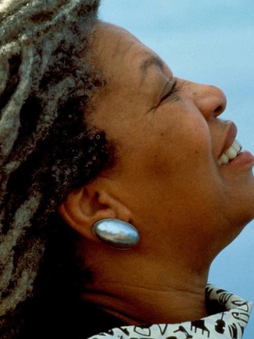 Portrait der Schriftstellerin Toni Morrison, im Hintergrund das Meer.