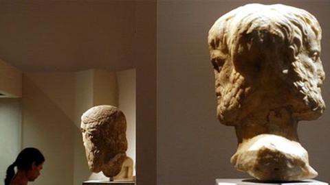 Eine Aristoteles-Büste wird im Nationalen Archäologischen Museum in Athen im Rahmen einer Olympia-Ausstellung gezeigt