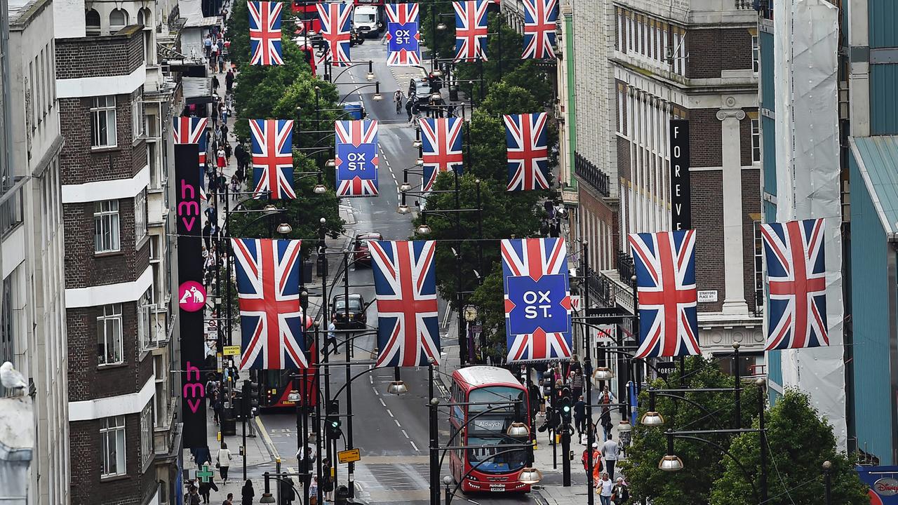 Die Flagge Großbritanniens über der Londoner Oxford Street nach dem Brexit-Referendum.