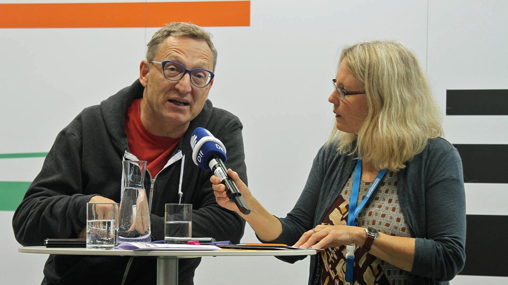 Daten-Experte Andreas Weigend und Dlf-Redakteurin Jule Reimer auf der Frankfurter Buchmesse 2017