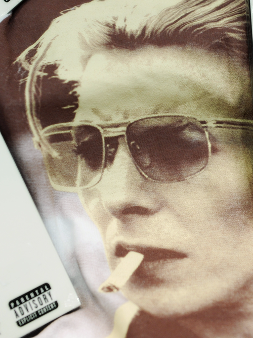 "Blackstar" - das letzte Album von David Bowie, zu sehen ist die CD und ein Foto von dem Künstler mit Sonnenbrille und Zigarette