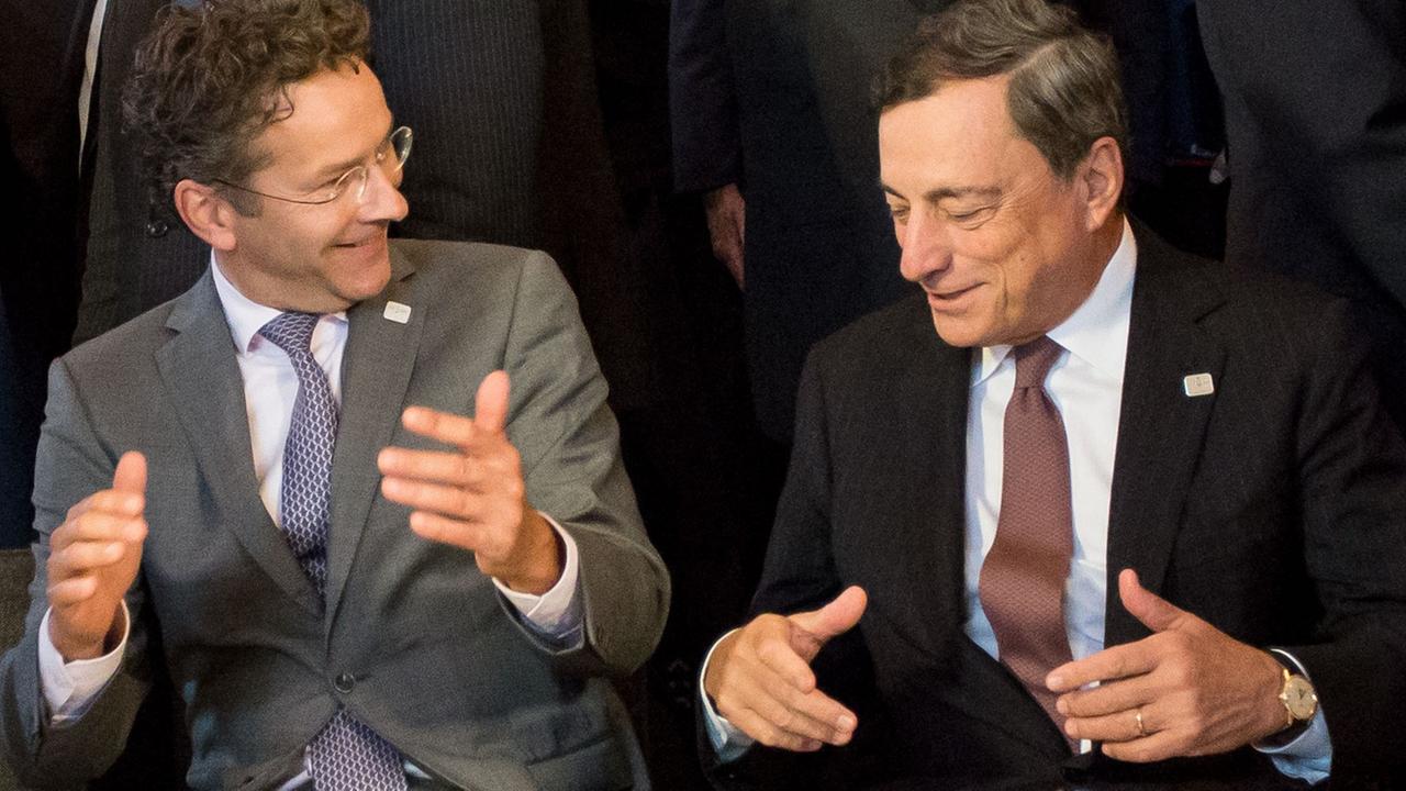 Informelles Treffen der EU-Finanzminister in der Slowakei: Eurogruppen-Chef Jeroen Dijsselbloem und EZB-Präsident Mario Draghi im Gespräch.