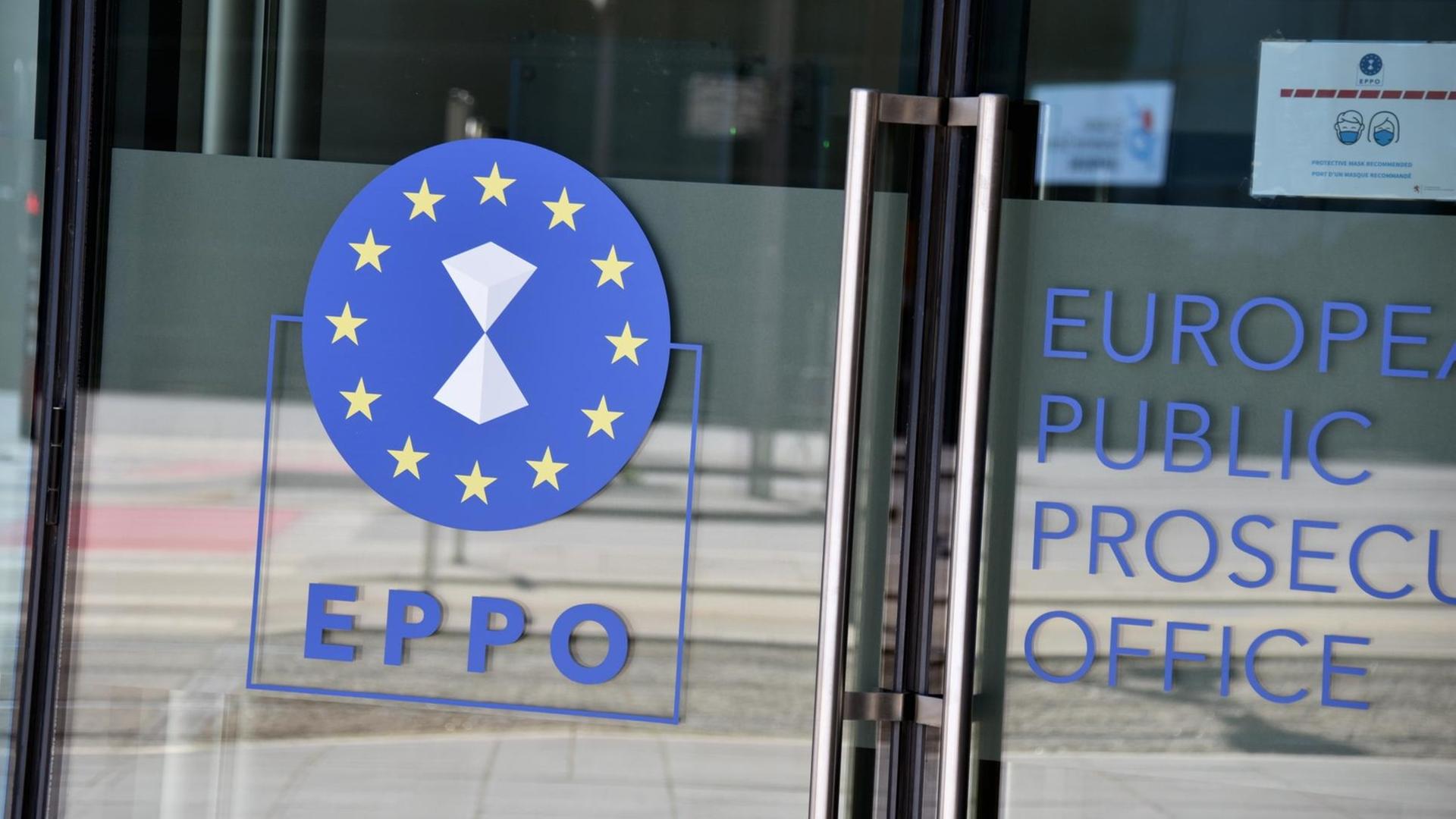 Das Emblem der Europäischen Staatsanwaltschaft, EuStA, (englisch European Public Prosecutors Office, EPPO), auf einer Glasüre zum Bürogebäude.