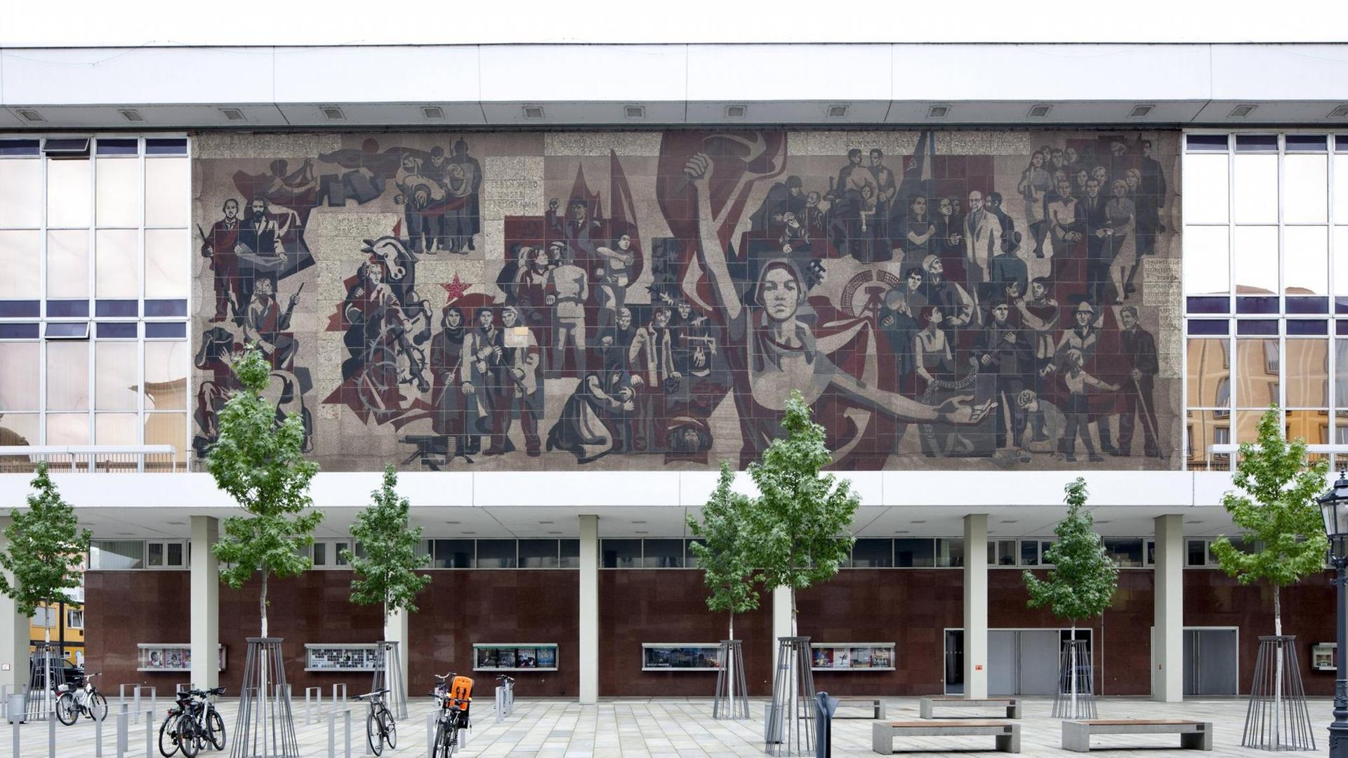Blick auf den Dresdner Kulturpalast mit dem berühmten Wandgemälde "Der Weg der roten Fahne" Blick auf den Dresdner Kulturpalast mit dem berühmten Wandgemälde "Der Weg der roten Fahne"
