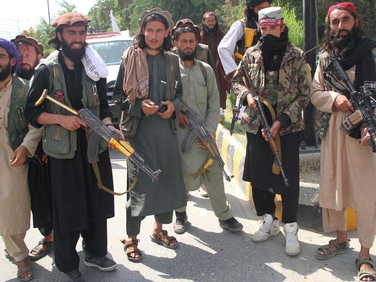 Taliban kontrollieren n den Straßen von Kabul.