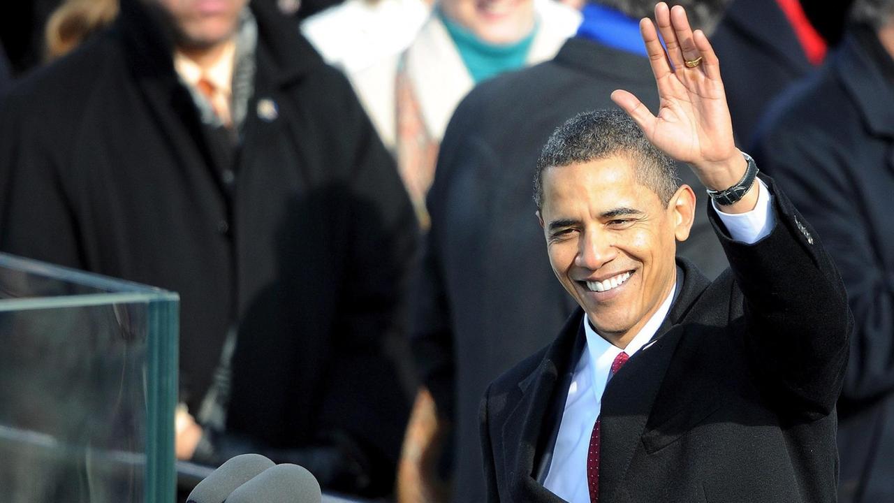 Barack Obama winkt nach seiner Vereidigung am 20. Januar 2009 ins Publikum.