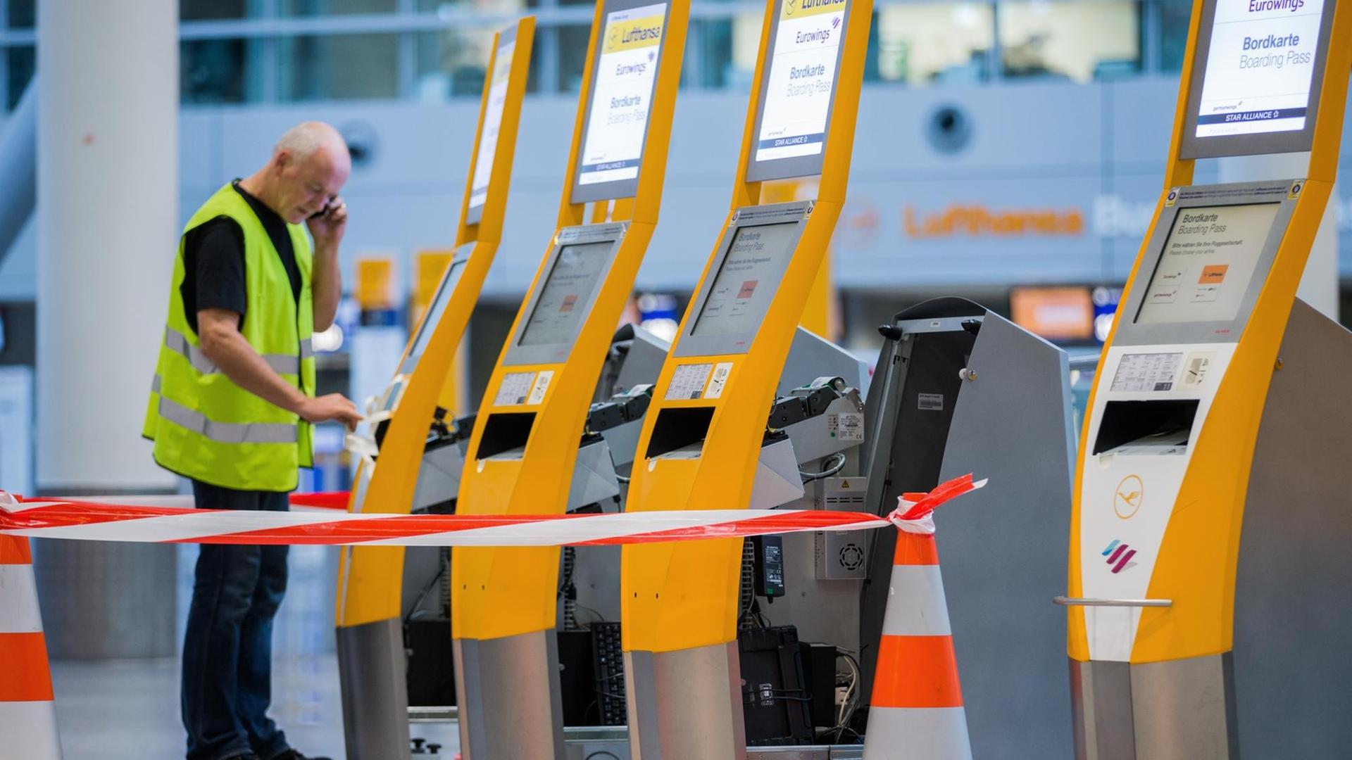 Mehrere Check-in-Terminals der Lufthansa sind mit Flatterband abgesperrt.