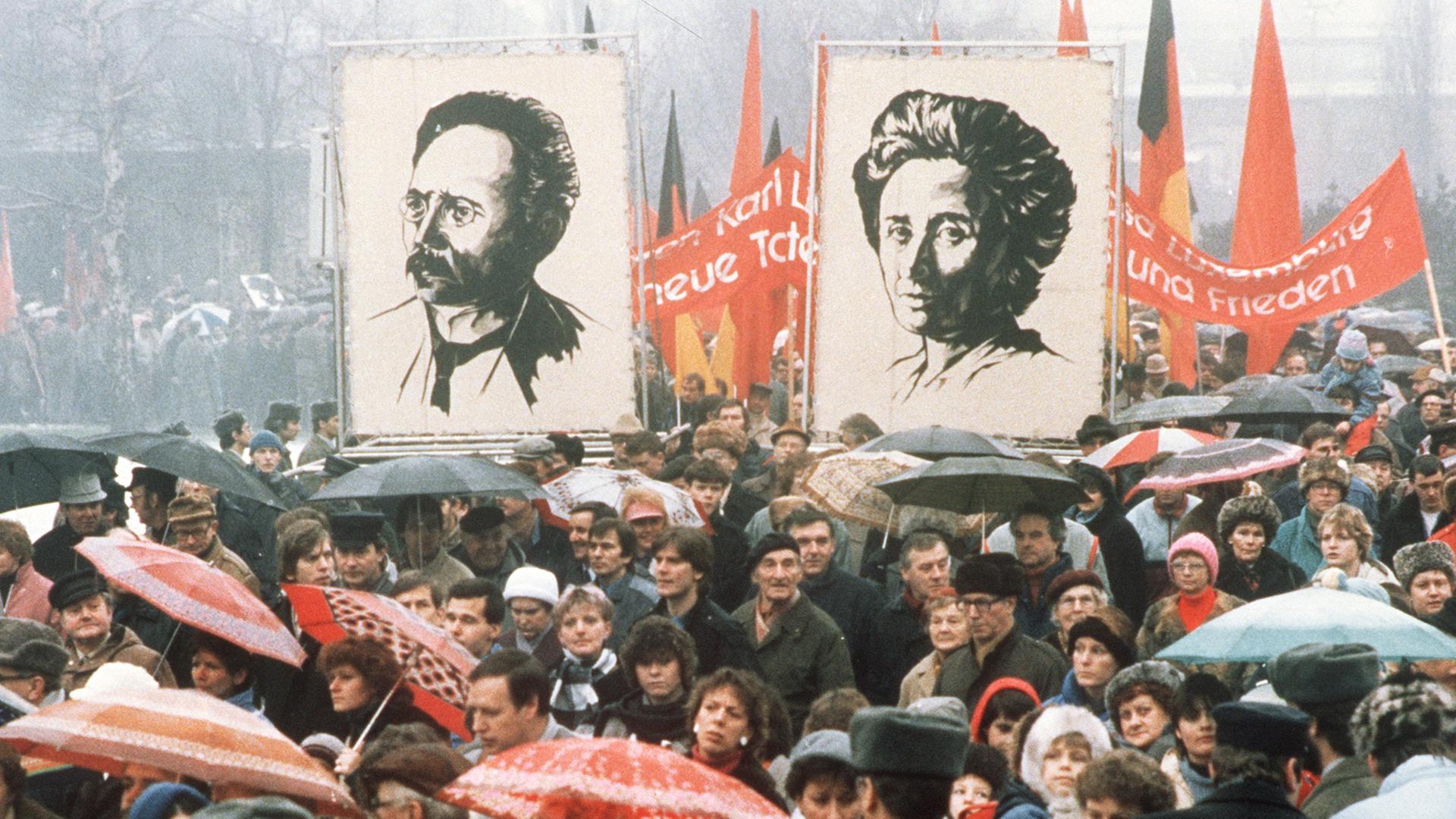 Eine der vielen Demonstrationen zu Ehren der Mitbegründer der Kommunistischen Partei Deutschlands (KPD), Rosa Luxemburg und Karl Liebknecht (1988)