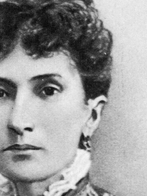 Foto der ernst blickenden Nadezhda von Meck, die ihre dunklen Locken streng nach oben frisiert trägt.