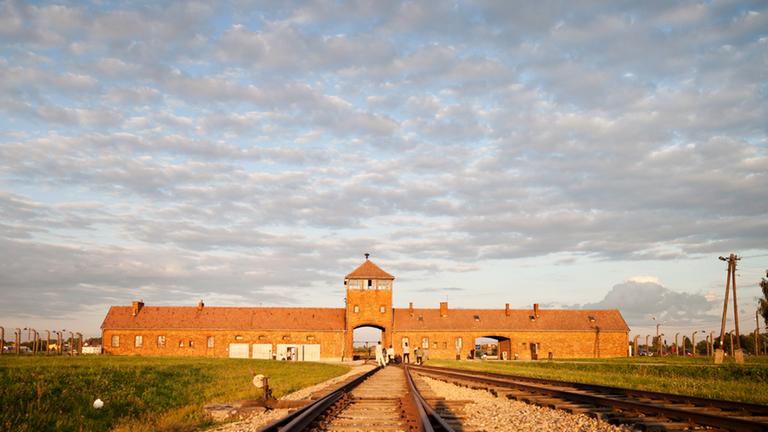 Das Lagertor zum ehemaligen Konzentrationslager Auschwitz-Birkenau