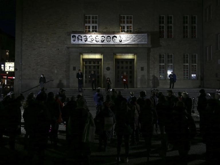 Am Abend des 18. Februar 2021 hat sich eine Gruppe Menschen vor dem Neuköllner Rathaus in Berlin versammelt um Gökhan Gültekin, Sedat Gürbüz, Said Nesar Hashemi, Mercedes Kierpacz, Hamza Kenan Kurtović, Vili-Viorel Păun, Fatih Saraçoğlu, Ferhat Unvar und Kaloyan Velkov zu gedenken.