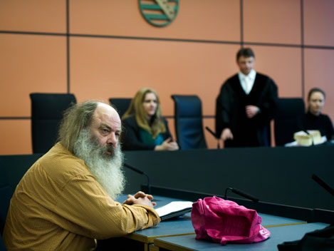 Der Jenaer Jugendpfarrer Lothar König hat im Gerichtssaal des Amtsgerichtes in Dresden seinen Platz eingenommen. Im Hintergrund Richter Ulrich Stein.