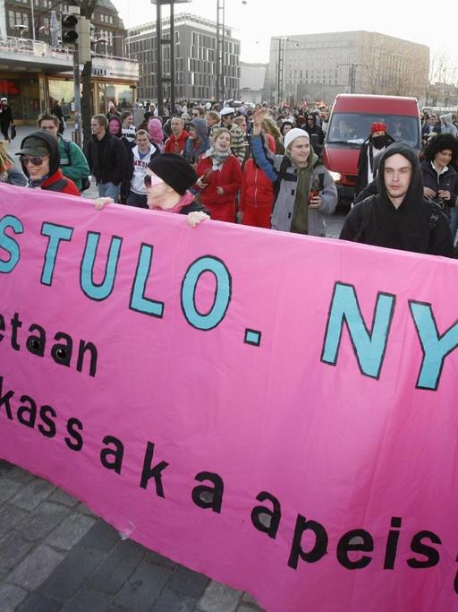 In Helsinki demonstrieren Menschen für ein "Bedingungsloses Grundeinkommen"