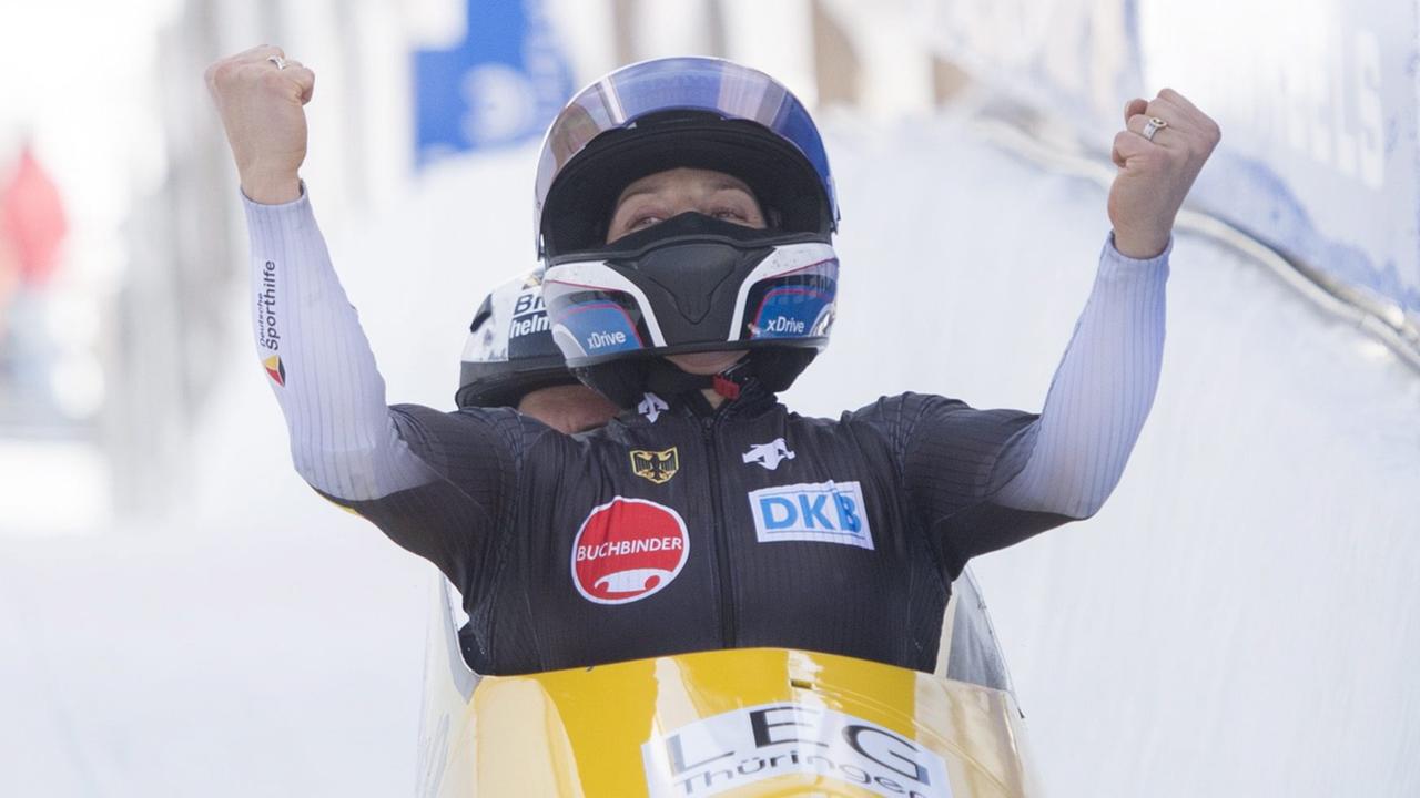 Anja Schneiderheinze fährt durchs Ziel und reißt die Arme nach oben. Anja Schneiderheinze fährt durchs Ziel und reißt die Arme nach oben.