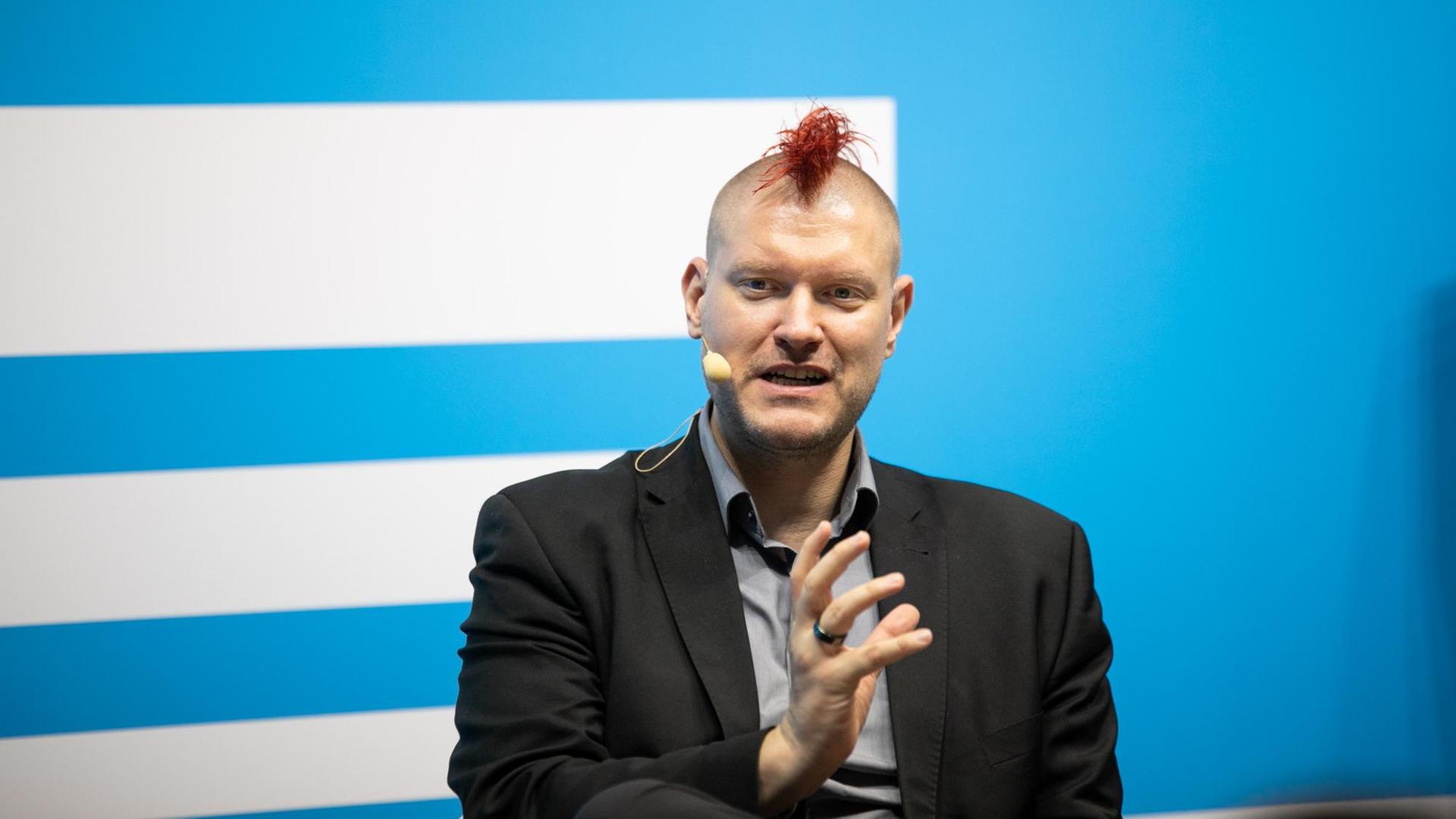 Sascha Lobo am Messestand beim Deutschlandfunk Kultur.