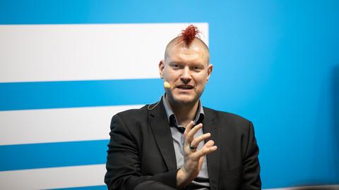 Sascha Lobo am Messestand beim Deutschlandfunk Kultur.