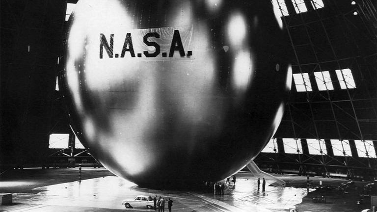 Der 30 Meter große Ballonsatellit Echo bei einem Aufblastest in einer Halle der NASA