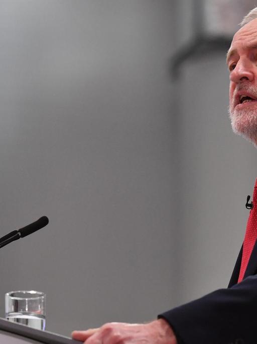 Der Vorsitzende der oppositionellen Labour-Partei, Jeremy Corbyn, bei einer Rede zum Brexit in der Coventry-Universität am 25.02.2018 im britischen Coventry.
