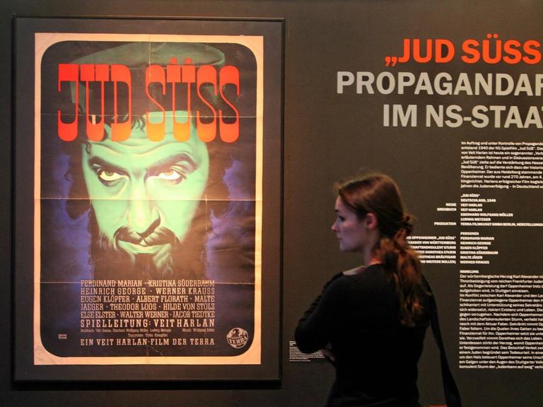 Eine Besucherin steht vor einem Filmplakat zur Sonderausstellung zum Propagandafilm im NS-Staat - Jud Süss - im Haus der Geschichte in Stuttgart.