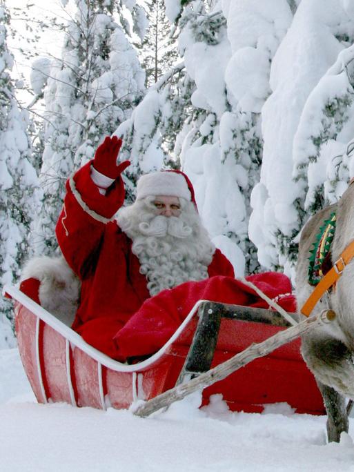Weihnachtsmann auf einem Schlitten im Schnee