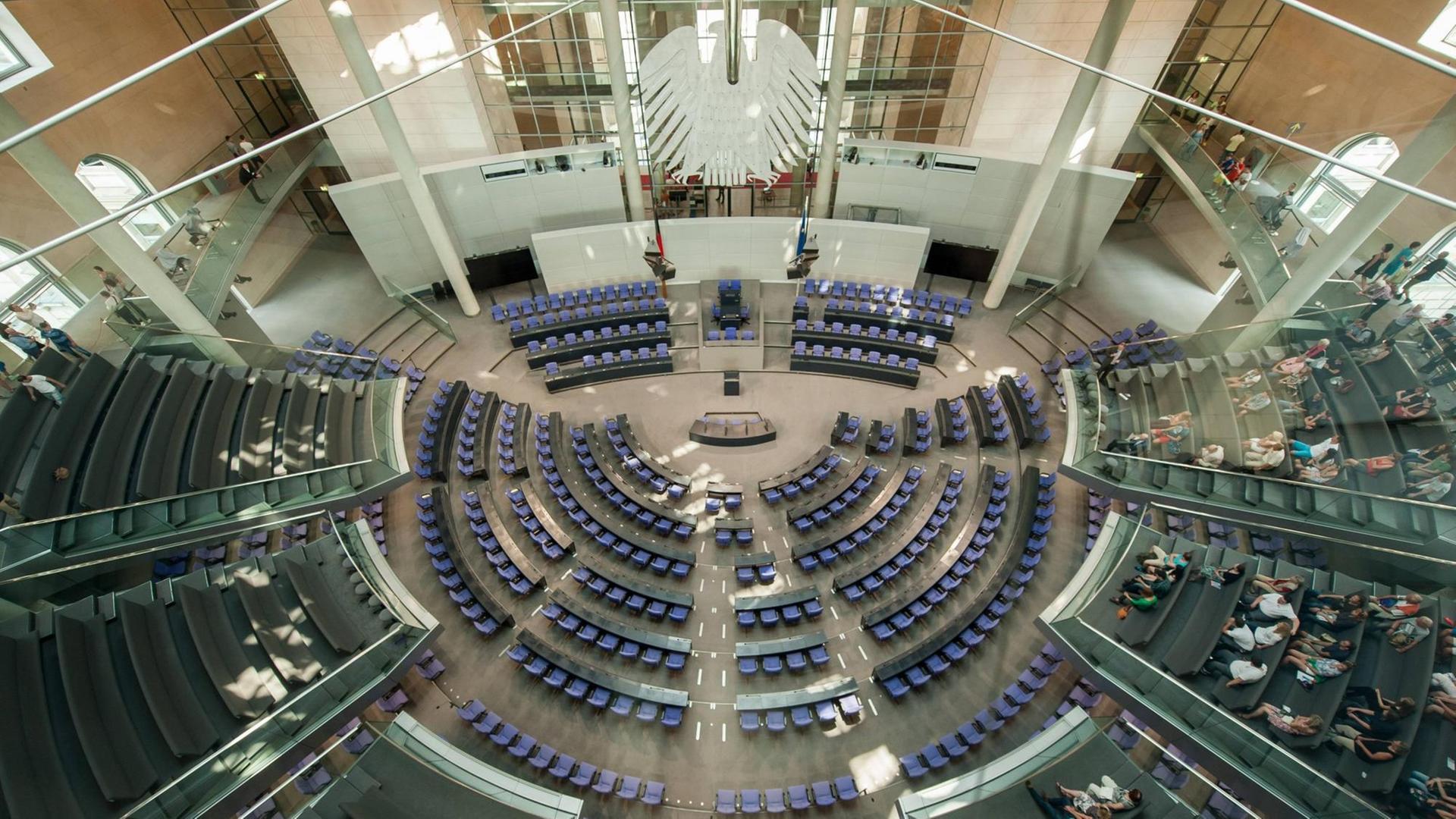 Der Plenarsaal im Reichstagsgebäude aus der Vogelperspektive aufgenommen.