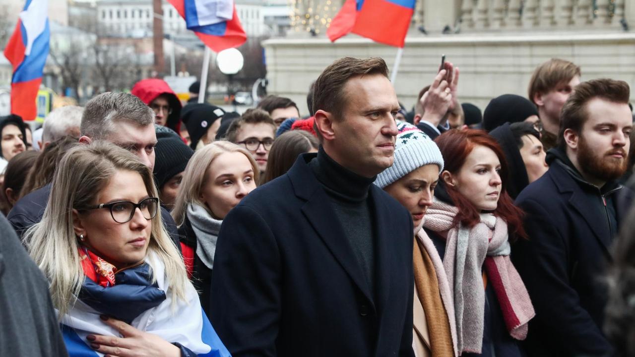 Alexej Nawalny gemeinsam mit seiner Mitstreiterin Lubow Sobol (links) bei einem Protestmarsch im Februar 2020