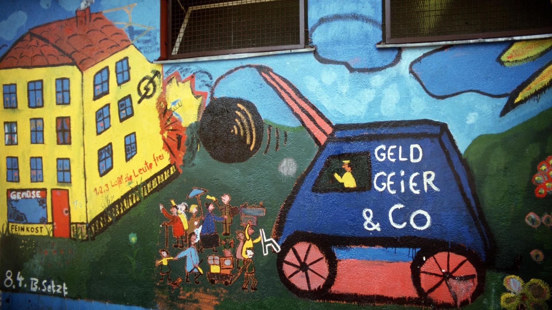 Wandmalereien und kämpferische Slogans an einem besetzten Haus in Berlin 1981