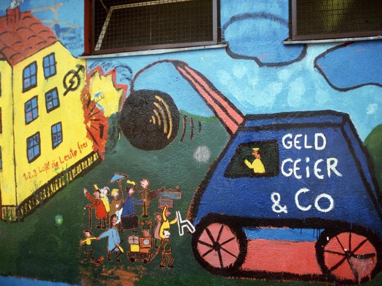 Wandmalereien und kämpferische Slogans an einem besetzten Haus in Berlin 1981