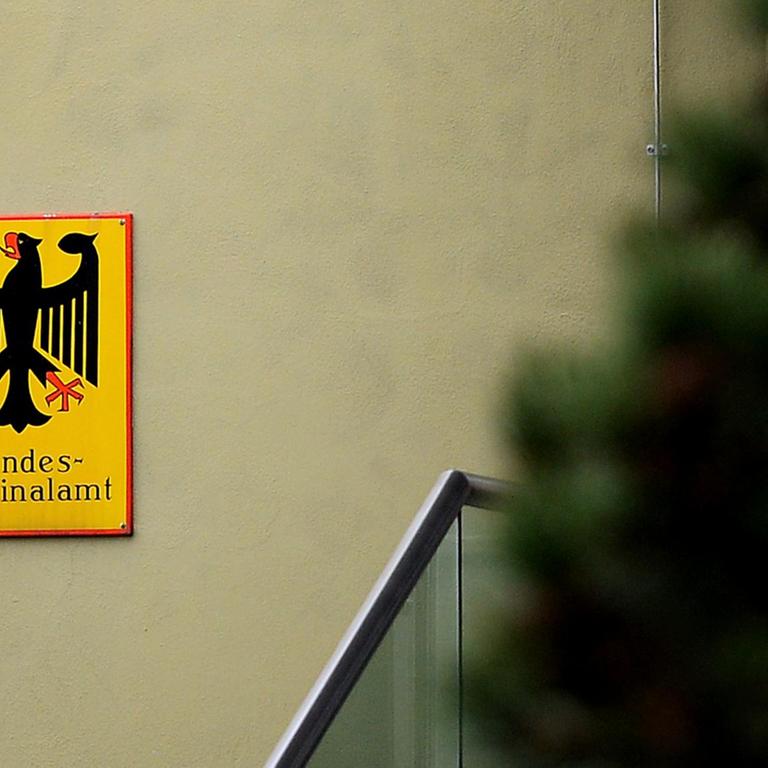 Ein Schild mit dem Schriftzug "Bundeskriminalamt", aufgenommen an einem Gebäude des Bundeskriminalamts (BKA) in Wiesbaden (Hessen).