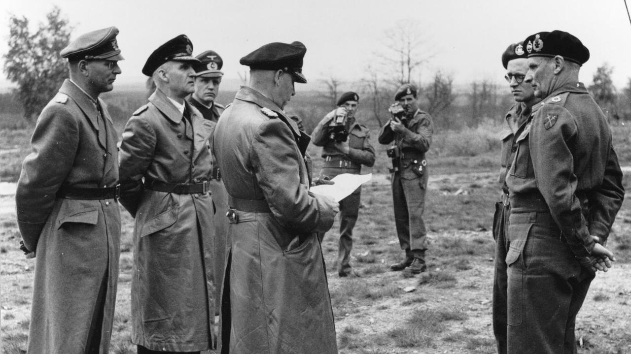 Die Schwarzweiß-Aufnahme vom 3. Mai 1945 zeigt deutsche Offiziere vor dem Hauptquartier des britischen Feldmarschalls Montgomery.