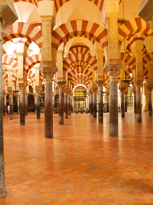 Die berühmte maurische Säulenhalle in der Mezquita-Kathedrale von Cordoba
