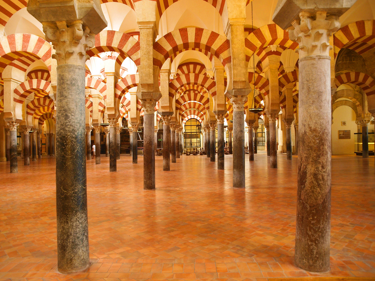 Die berühmte maurische Säulenhalle in der Mezquita-Kathedrale von Cordoba