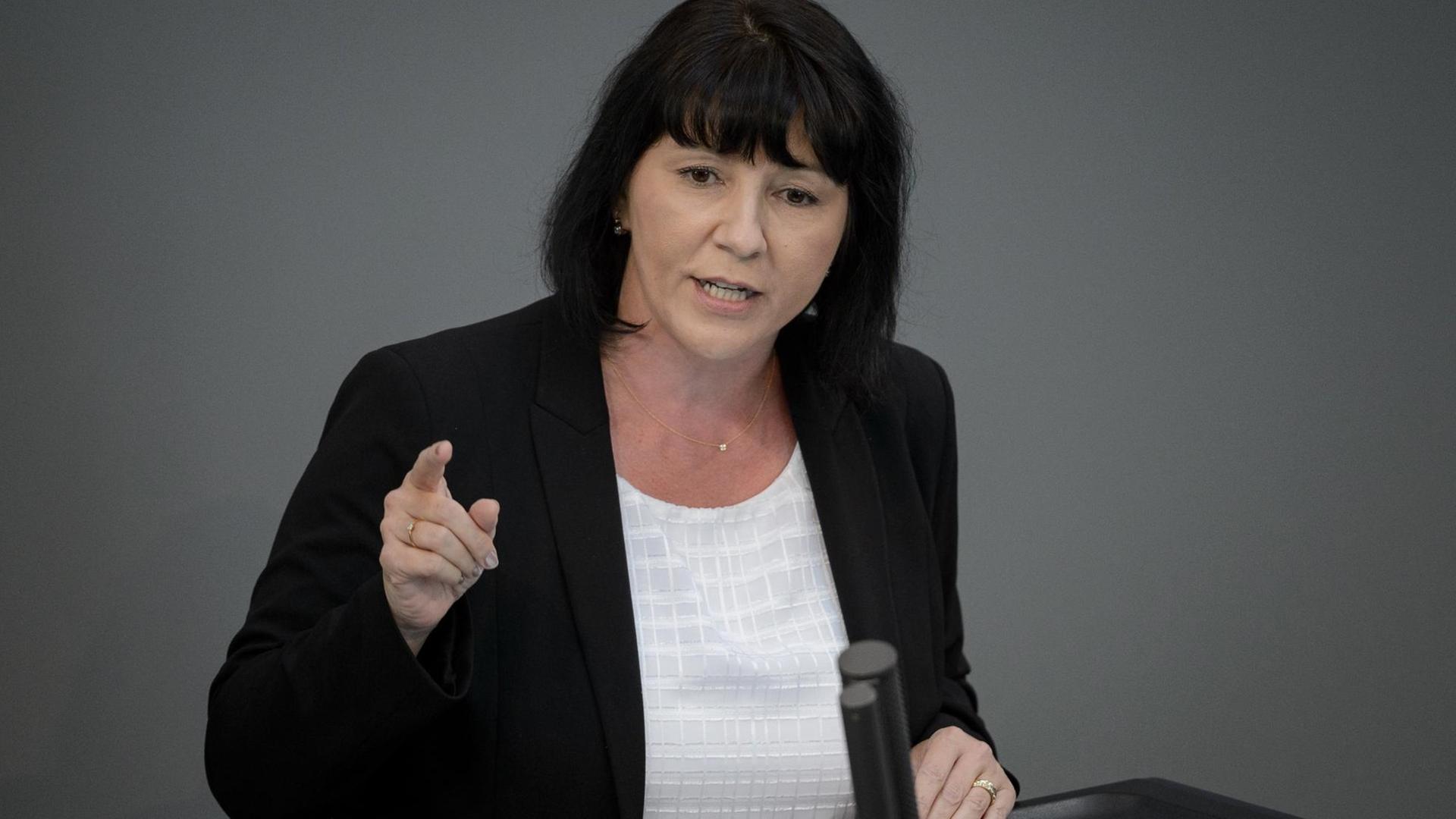 Joana Cotar, AfD, spricht bei der Plenarsitzung des Deutschen Bundestages im Reichstagsgebäude