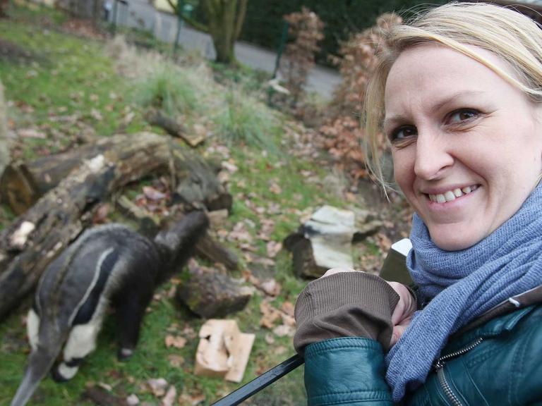 Die Ameisenbärforscherin Lydia Möcklinghoff steht am 27.01.2016 in Köln (Nordrhein-Westfalen) im Zoo am Gehege der Ameisenbären.