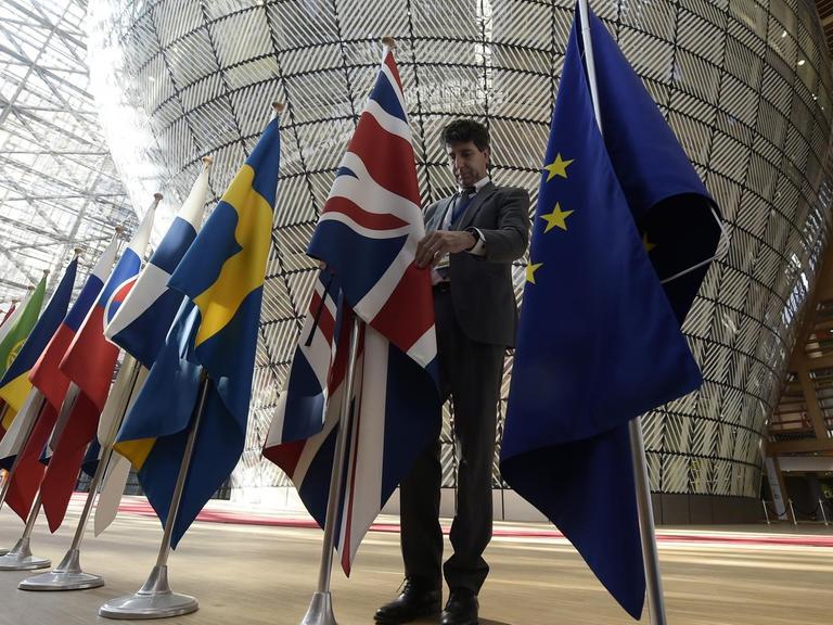 Der englische Union Jack wird auf dem EU-Gipfel der Außenminister am 29.4.2017 geprüft.