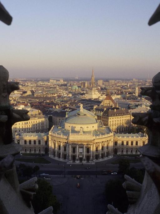 Blick vom Rathausturm über Wien, im Vordergrund ist das das Burgtheater zu sehen.