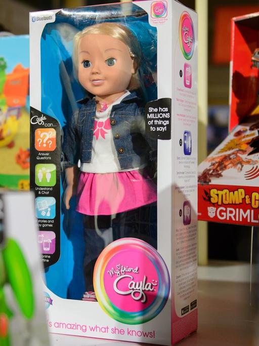 Die Puppe "Cayla" in Originalverpackung zwischen anderem Spielzeug.
