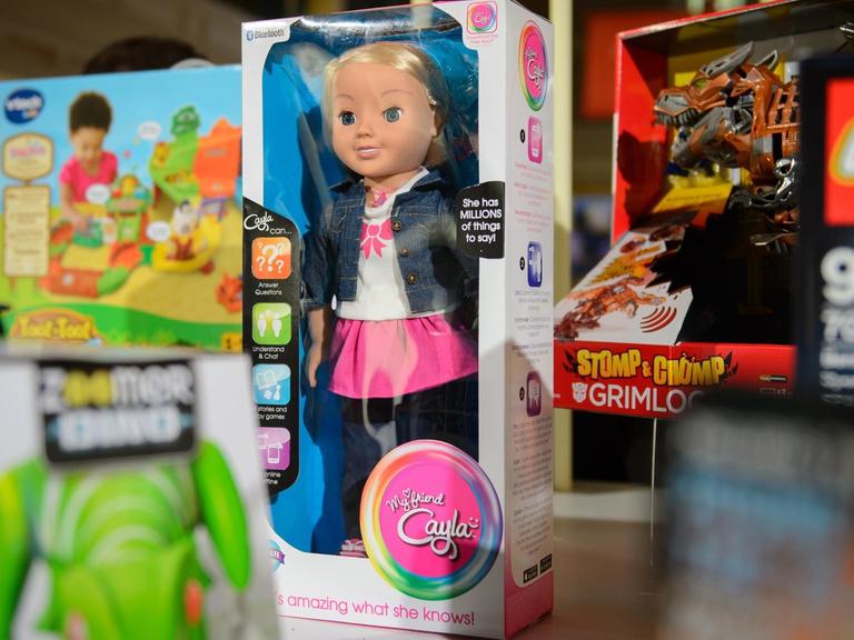 Die Puppe "Cayla" in Originalverpackung zwischen anderem Spielzeug.