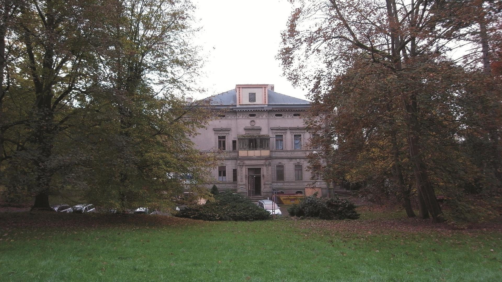 Blick durch den Park auf die Villa Kneiff in Nordhausen