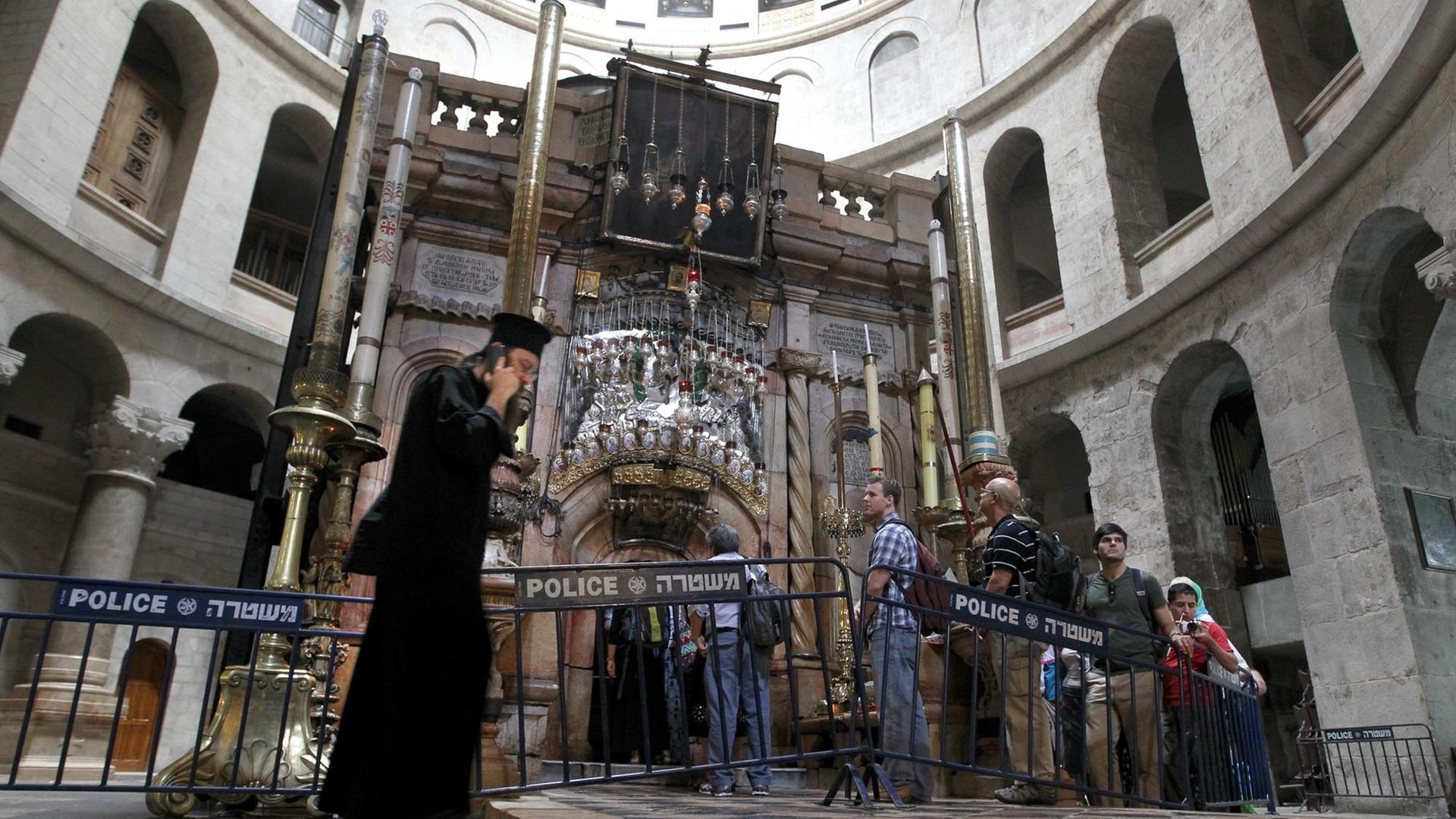 Die Ädikula über dem Grab Jesu in der Grabeskirche in der Altstadt von Jerusalem. Die Ädikula über dem Grab Jesu in der Grabeskirche in der Altstadt von Jerusalem.