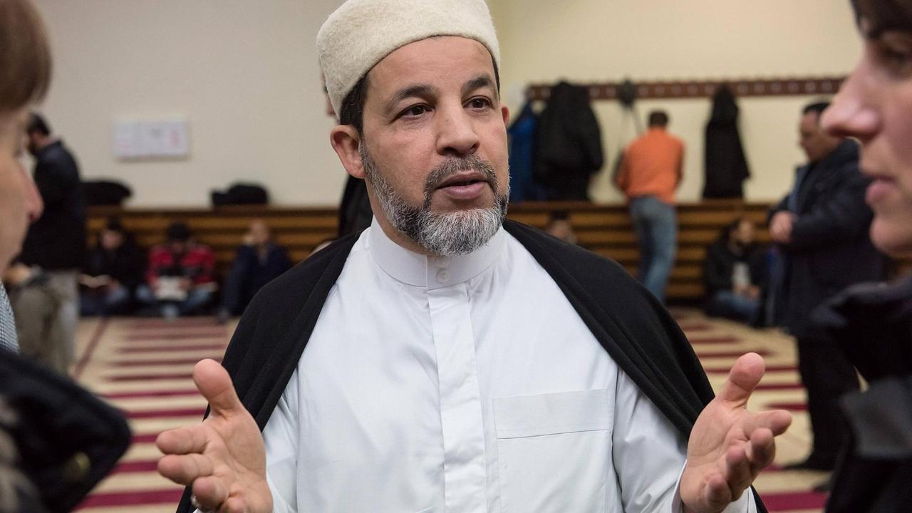 Mohammad Taha Sabri (M.), Imam in der Dar-as-Salam-Moschee in Berlin-Neukoelln, am 26.02.2016, vor dem Freitagsgebet im Gebetsraum der Moschee. Auch in der Dar-as-Salam-Moschee veraendert die Ankunft von Fluechtlingen den Alltag. Der Imam hilft, kaempft gegen Vorurteile. Und weiss manchmal nicht, wie er das alles schaffen soll. Frueher kamen freitags etwa 1.000 Besucher, jetzt sind es 1.500. Das Gebet sei nicht der einzige Grund fuer die Fluechtlinge, in die Moschee zu kommen, sagt Taha Sabri: Viele suchen einfach Rat, brauchen einen Uebersetzer oder finanzielle Unterstuetzung. Manche kommen jeden Tag zu mir. Fuer den Imam bedeutet das in der Regel einen Zehn- bis Zwoelf-Stunden-Tag. Im Herbst 2015 erhielt Imam Taha Sabri den Verdienstorden des Landes Berlin, auch weil er sich immer wieder dezidiert gegen islamistischen Extremismus wendet. (Siehe epd-Feature vom 29.02.2016) Imam Mohamm Copyright: epd-bild/ChristianxDitsch Mohammad Taha Sabri M Imam in the dar As Salam Mosque in Berlin Neukoelln at 26 02 2016 before the Friday prayer in Prayer room the Mosque too in the dar As Salam Mosque changed the Arrival from Refugees the Everyday life the Imam helps fights against Prejudices and white sometimes not like he the everything create should Earlier Kamen Fridays about 1 000 Visitors Now are it 1 500 the Prayer Sei not the only one Ground for the Refugees in the Mosque to come says Taha Sabri many Search easy Council need a Translator Or financial Support Manche come everyone Day to me for the Imam means the in the Rule a ten until zwoelf Hours Day in Autumn 2015 received Imam Taha Sabri the Order of Merit the Country Berlin too because he to Always again decidedly against Islamist Extremism apply See epd Feature of 29 02 2016 Imam Copyright epd Picture ChristianxDitsch