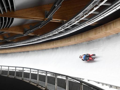 Ein Rennrodler testet den olympischen Eistunnel in Yanqing.