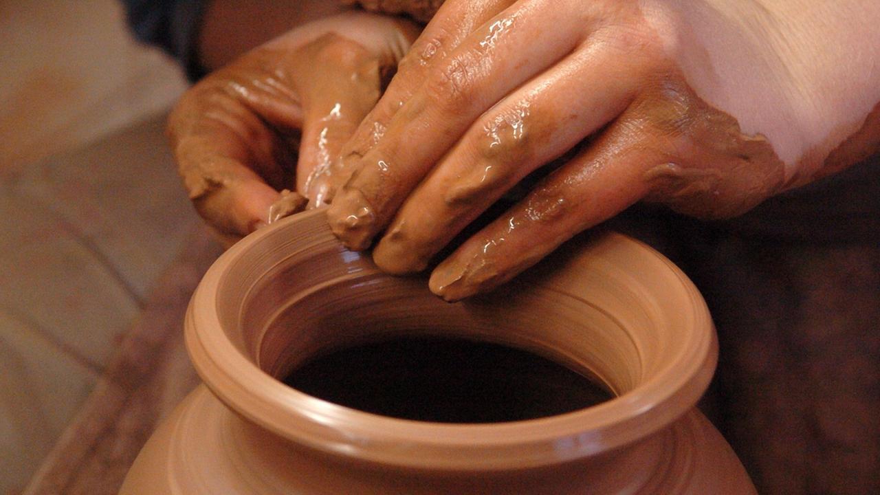 Hände beim Töpfern.