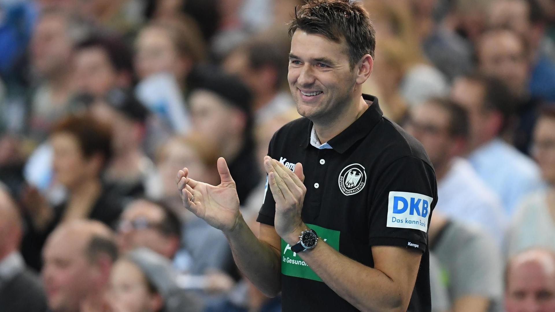 Der Trainer Christian Prokop steht auf einem Spiel-Feld. Der Trainer Christian Prokop steht auf einem Spiel-Feld.