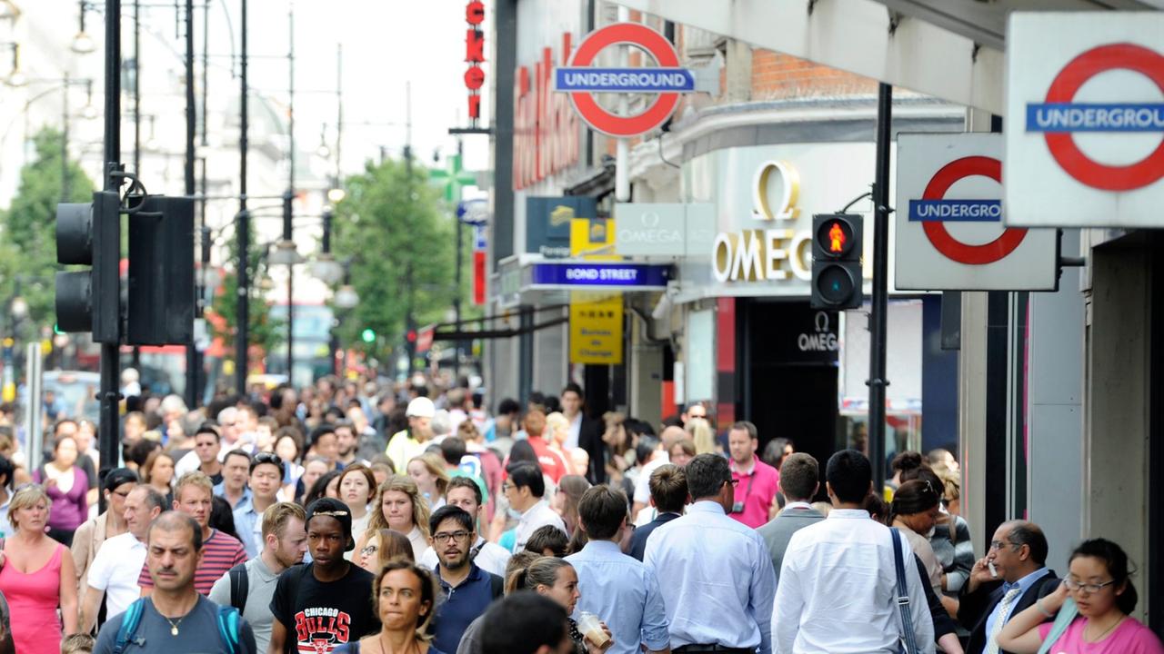 Passanten auf der Oxford Street in London im August 2013