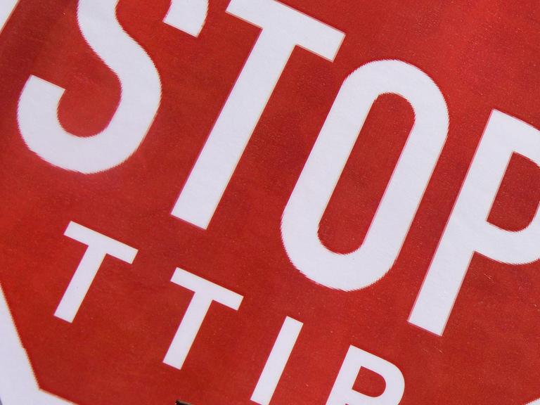Schild "Stop TTIP" bei einer Demonstration in Augsburg gegen das geplante Freihandelsabkommen TTIP