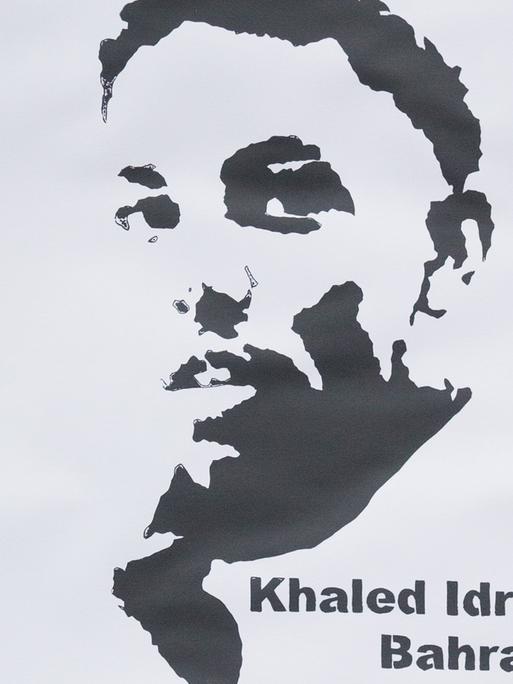 Ein Plakat zeigt im Rahmen einer Demonstration den ermordeten Khaled Idris Bahray aus Eritrea.