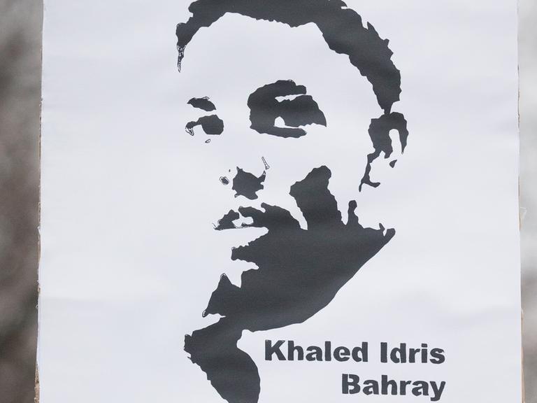 Ein Plakat zeigt im Rahmen einer Demonstration den ermordeten Khaled Idris Bahray aus Eritrea.