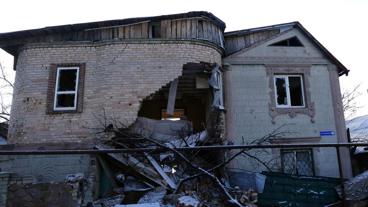 2984392 12/01/2016 A house on Statonavtov St. in the area of Donetsk airport where reconstruction of war-damaged houses is conducted.