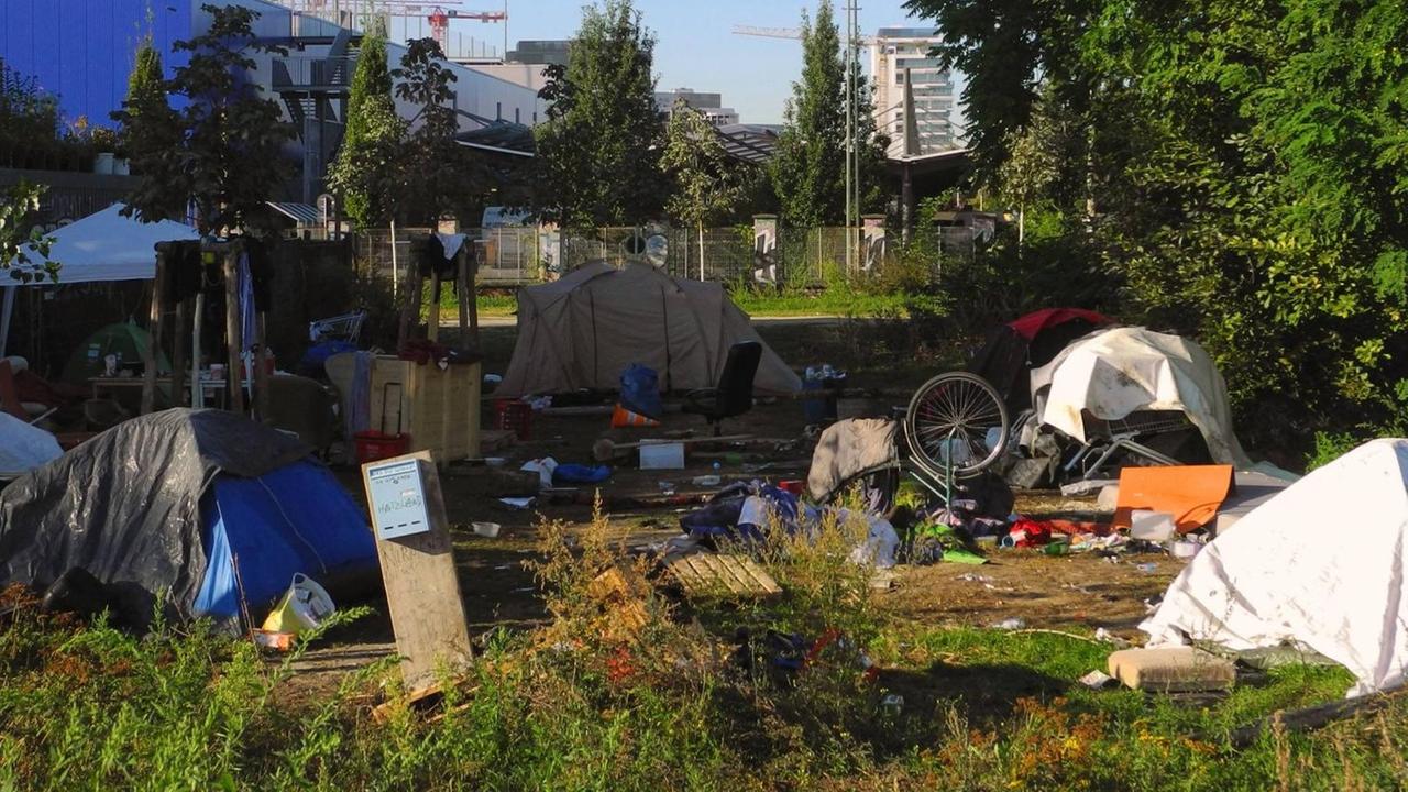 Eine groessere Brachflaeche in Bahngebiet-Naehe und Helsinforser Str. wird seit Monaten illegal von Obdachlosen als Camp genutzt. Aerger mit den umliegenden Anwohnern ist gegeben. ***